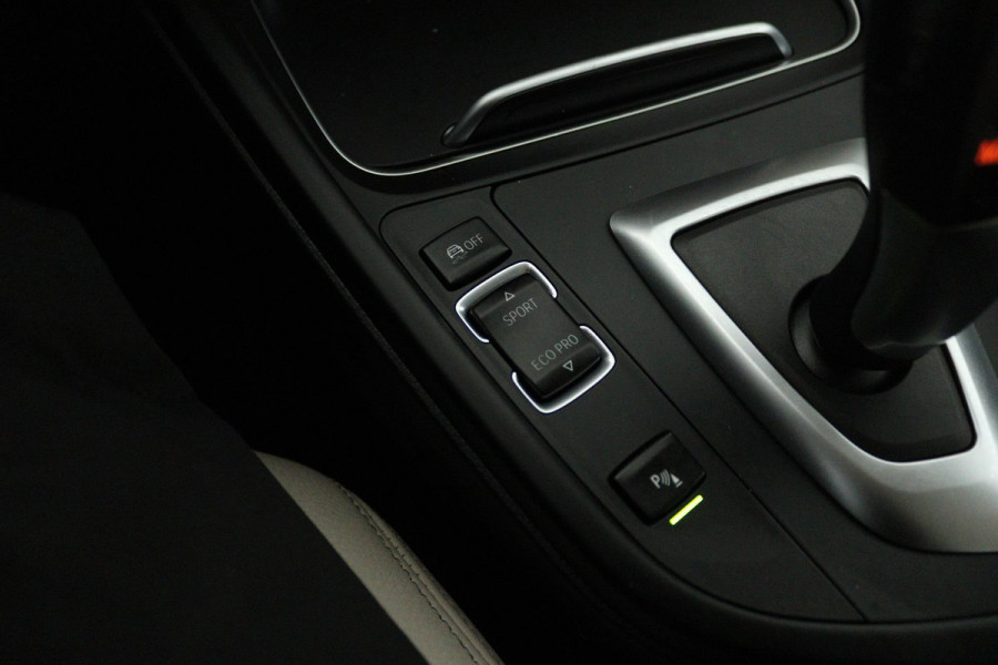 BMW 3 Serie 318i Luxury Edition (DEALER ONDERHOUDEN, PARKEERSENSOREN, NAVIGATIE, AUTOMAAT, CRUISE CONTROL)