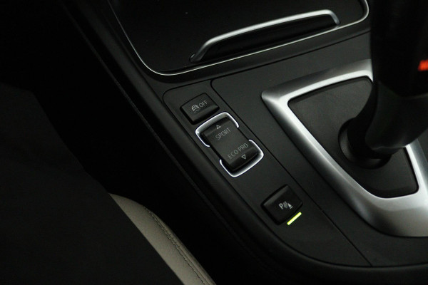 BMW 3 Serie 318i Luxury Edition (DEALER ONDERHOUDEN, PARKEERSENSOREN, NAVIGATIE, AUTOMAAT, CRUISE CONTROL)