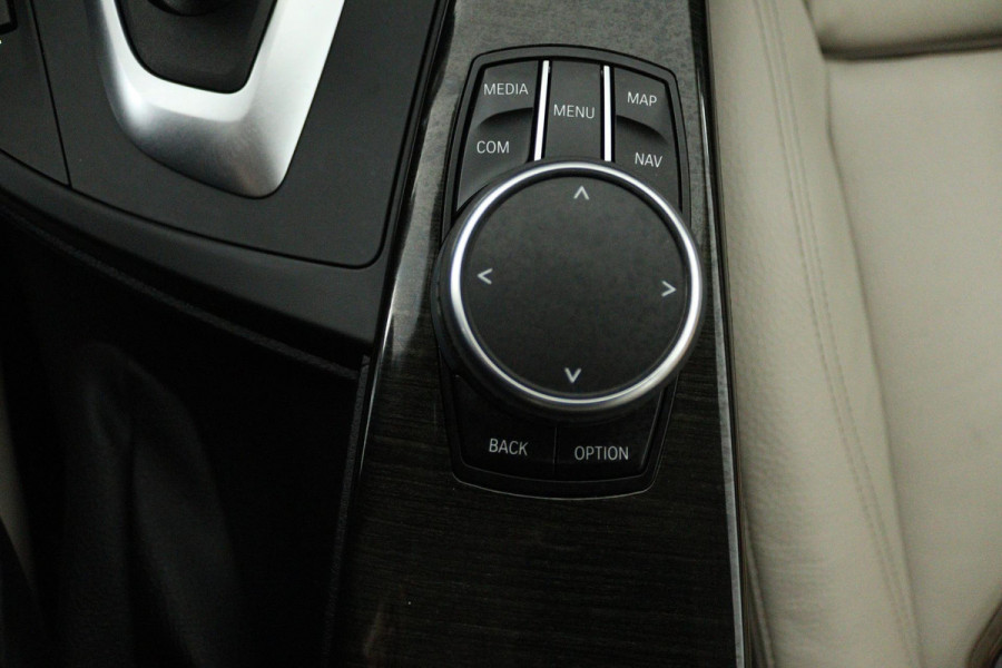 BMW 3 Serie 318i Luxury Edition (DEALER ONDERHOUDEN, PARKEERSENSOREN, NAVIGATIE, AUTOMAAT, CRUISE CONTROL)