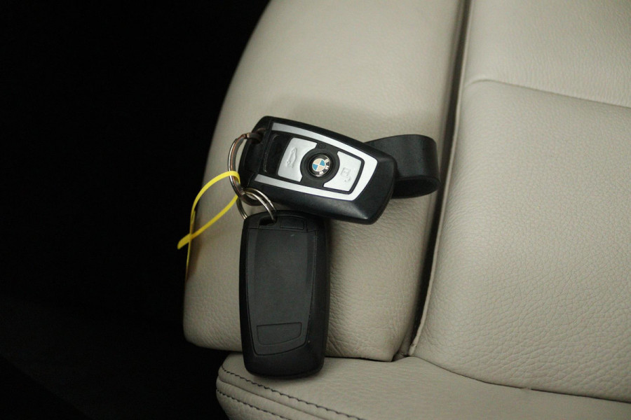 BMW 3 Serie 318i Luxury Edition (DEALER ONDERHOUDEN, PARKEERSENSOREN, NAVIGATIE, AUTOMAAT, CRUISE CONTROL)