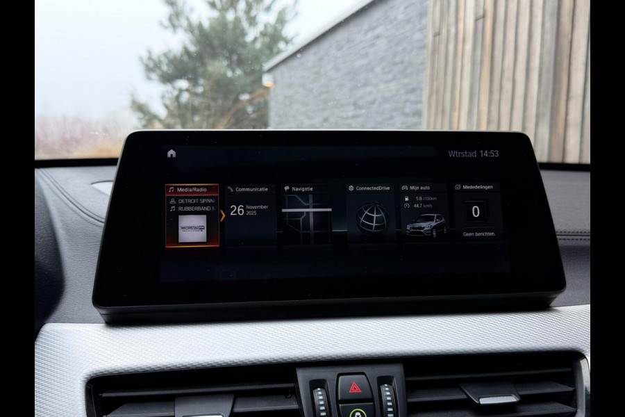 BMW X1 xDrive25e M-sport Automaat | Panoramadak | Leren bekleding | Stoelverwarming | LED verlichting | Climate & cruise control | Misa