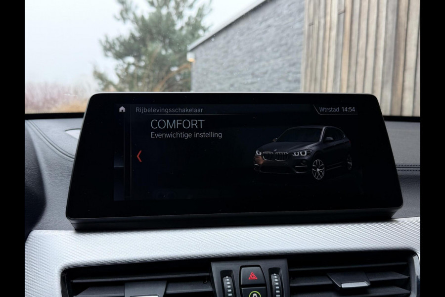 BMW X1 xDrive25e M-sport Automaat | Panoramadak | Leren bekleding | Stoelverwarming | LED verlichting | Climate & cruise control | Misa