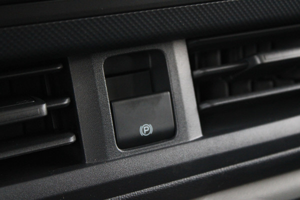 Ford Transit Custom 320 2.0 TDCI L2H1 Trend DC 136pk - 5 zits - Elek Trekhaak - LED - Stoelverwarming - Carplay/Android - Rijklaar