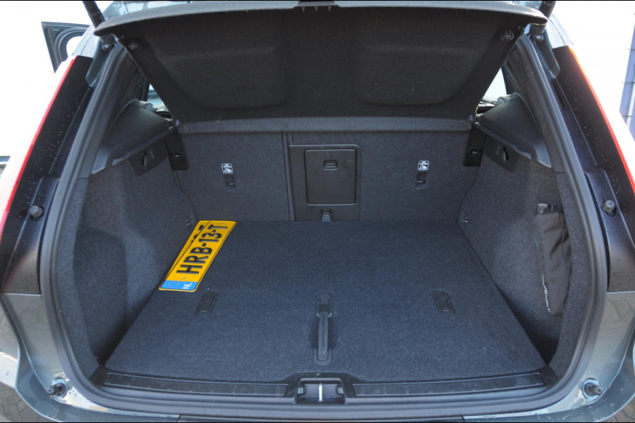 Volvo XC40 B4 211PK Automaat Plus Dark / Adaptive cruise control / Elektrische stoelen / Harman Kardon audio / Pilot assist / BLIS / Stoel en stuur verwarming / Elektrische achterklep / Parkeersensoren met camera / Google infotainment