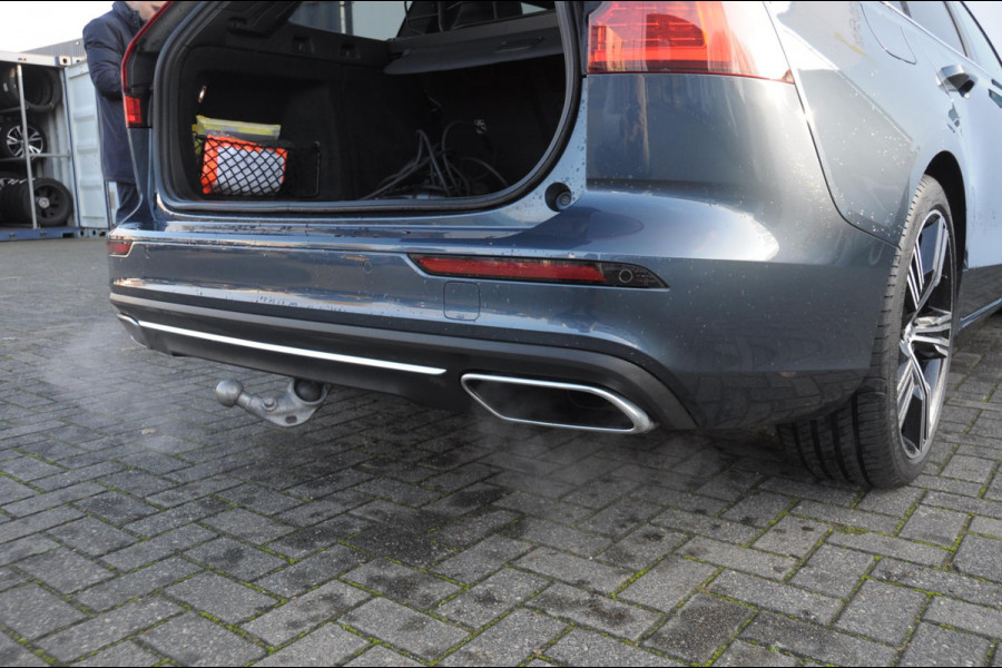Volvo V60 T6 340PK Automaat Recharge AWD Inscription /  Bowers en Wilkins / Adaptieve cruise control/ Panoramadak/ 19” velgen/ BLIS/ Trekhaak/ Stoel en stuurwielverwarming/ Parkeersensoren met 360 Camera/ Elektrische stoelen met geheugen/ Apple carplay/ Keyless entry/ Head up display