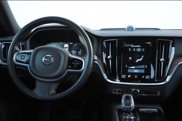 Volvo V60 T6 340PK Automaat Recharge AWD Inscription /  Bowers en Wilkins / Adaptieve cruise control/ Panoramadak/ 19” velgen/ BLIS/ Trekhaak/ Stoel en stuurwielverwarming/ Parkeersensoren met 360 Camera/ Elektrische stoelen met geheugen/ Apple carplay/ Keyless entry/ Head up display