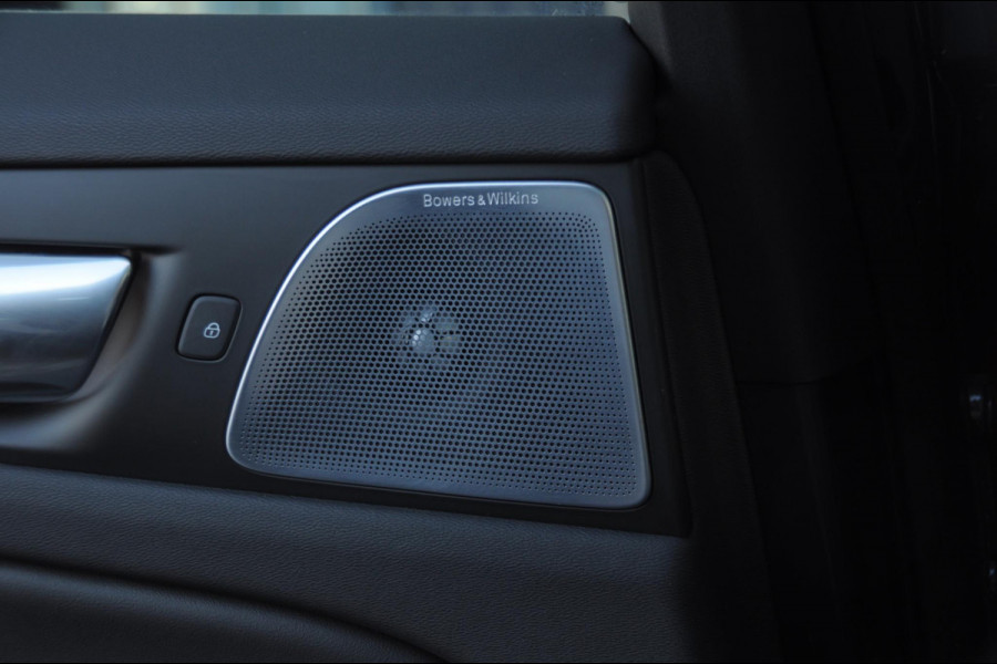 Volvo V60 T6 340PK Automaat Recharge AWD Inscription /  Bowers en Wilkins / Adaptieve cruise control/ Panoramadak/ 19” velgen/ BLIS/ Trekhaak/ Stoel en stuurwielverwarming/ Parkeersensoren met 360 Camera/ Elektrische stoelen met geheugen/ Apple carplay/ Keyless entry/ Head up display