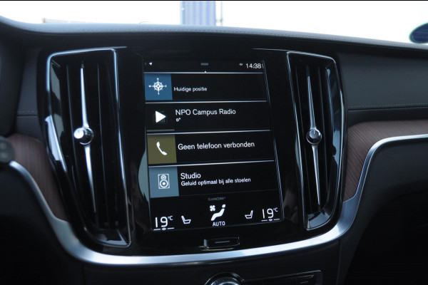 Volvo V60 T6 340PK Automaat Recharge AWD Inscription /  Bowers en Wilkins / Adaptieve cruise control/ Panoramadak/ 19” velgen/ BLIS/ Trekhaak/ Stoel en stuurwielverwarming/ Parkeersensoren met 360 Camera/ Elektrische stoelen met geheugen/ Apple carplay/ Keyless entry/ Head up display