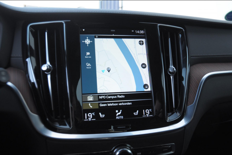 Volvo V60 T6 340PK Automaat Recharge AWD Inscription /  Bowers en Wilkins / Adaptieve cruise control/ Panoramadak/ 19” velgen/ BLIS/ Trekhaak/ Stoel en stuurwielverwarming/ Parkeersensoren met 360 Camera/ Elektrische stoelen met geheugen/ Apple carplay/ Keyless entry/ Head up display