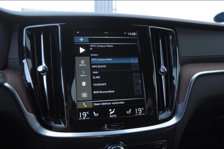 Volvo V60 T6 340PK Automaat Recharge AWD Inscription /  Bowers en Wilkins / Adaptieve cruise control/ Panoramadak/ 19” velgen/ BLIS/ Trekhaak/ Stoel en stuurwielverwarming/ Parkeersensoren met 360 Camera/ Elektrische stoelen met geheugen/ Apple carplay/ Keyless entry/ Head up display