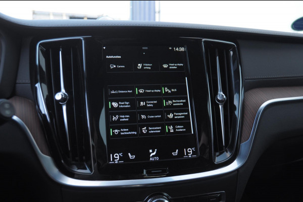 Volvo V60 T6 340PK Automaat Recharge AWD Inscription /  Bowers en Wilkins / Adaptieve cruise control/ Panoramadak/ 19” velgen/ BLIS/ Trekhaak/ Stoel en stuurwielverwarming/ Parkeersensoren met 360 Camera/ Elektrische stoelen met geheugen/ Apple carplay/ Keyless entry/ Head up display