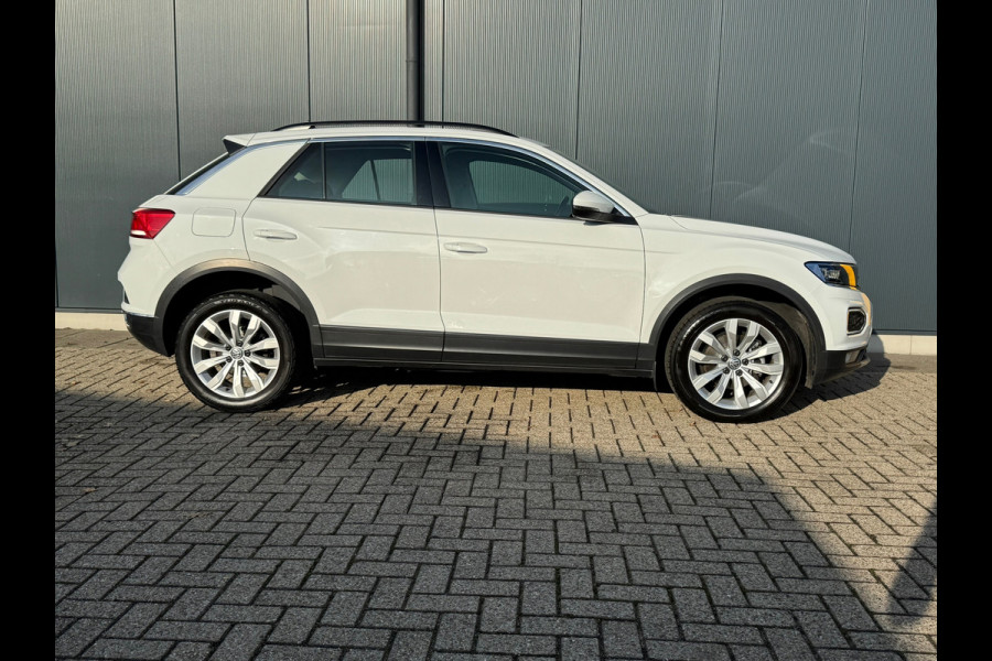 Volkswagen T-Roc 1.0 TSI Style * Navigatie * Stuurverwarming * Trekhaak * Full Led *