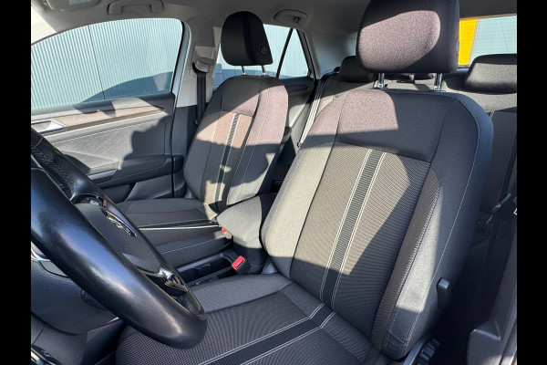 Volkswagen T-Roc 1.0 TSI Style * Navigatie * Stuurverwarming * Trekhaak * Full Led *