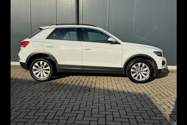 Volkswagen T-Roc 1.0 TSI Style * Navigatie * Stuurverwarming * Trekhaak * Full Led *