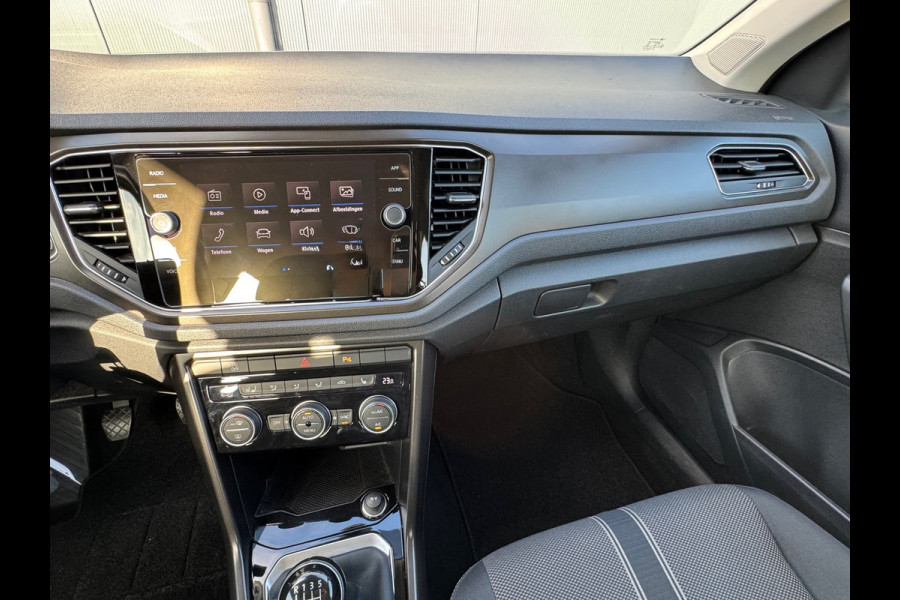Volkswagen T-Roc 1.0 TSI Style * Navigatie * Stuurverwarming * Trekhaak * Full Led *