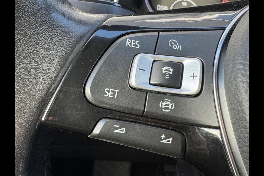 Volkswagen T-Roc 1.0 TSI Style * Navigatie * Stuurverwarming * Trekhaak * Full Led *