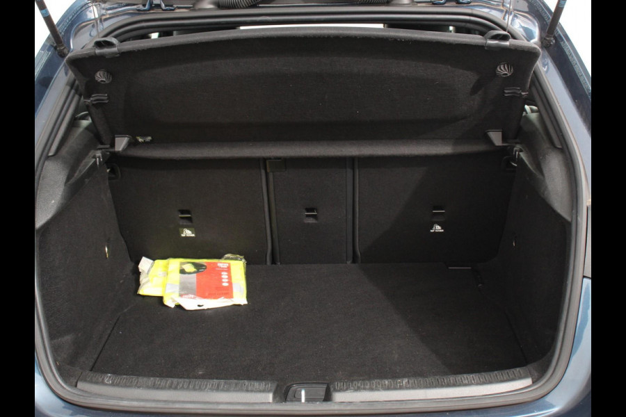 Mercedes-Benz A-Klasse 200 163pk DCT Progressive | DEMO ! | Navigatie Parkeersensoren Camera Cruise Control Stoelverwarming Ledverlichting Climate Control