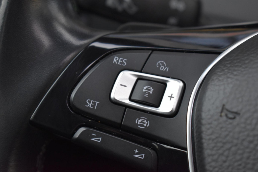 Volkswagen Golf 1.6 TDI Highline Business R Pano ACC Lane Elekstoel