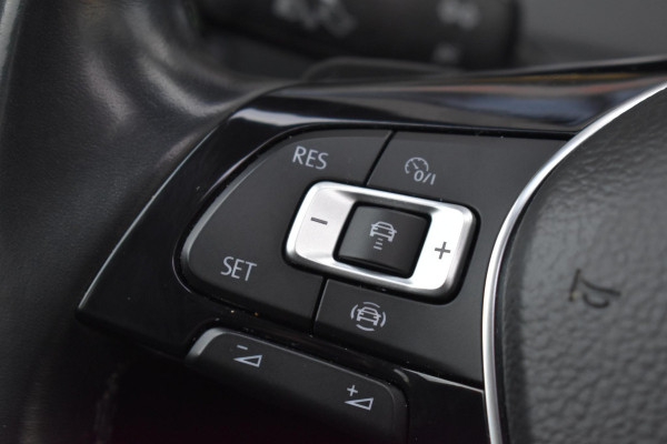 Volkswagen Golf 1.6 TDI Highline Business R Pano ACC Lane Elekstoel