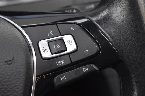 Volkswagen Golf 1.6 TDI Highline Business R Pano ACC Lane Elekstoel