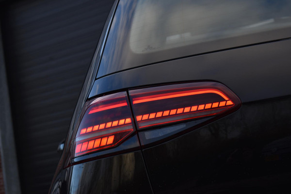 Volkswagen Golf 1.6 TDI Highline Business R Pano ACC Lane Elekstoel