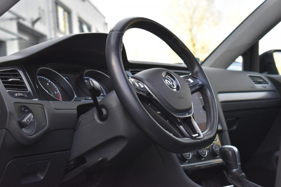 Volkswagen Golf 1.6 TDI Highline Business R Pano ACC Lane Elekstoel