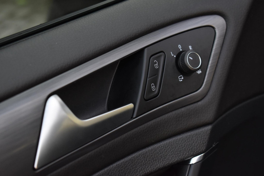 Volkswagen Golf 1.6 TDI Highline Business R Pano ACC Lane Elekstoel