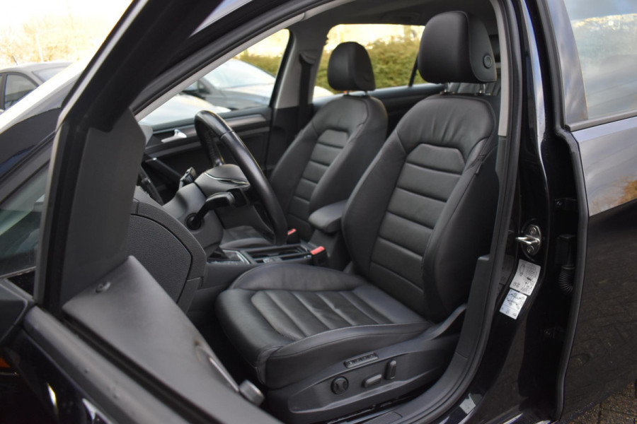 Volkswagen Golf 1.6 TDI Highline Business R Pano ACC Lane Elekstoel