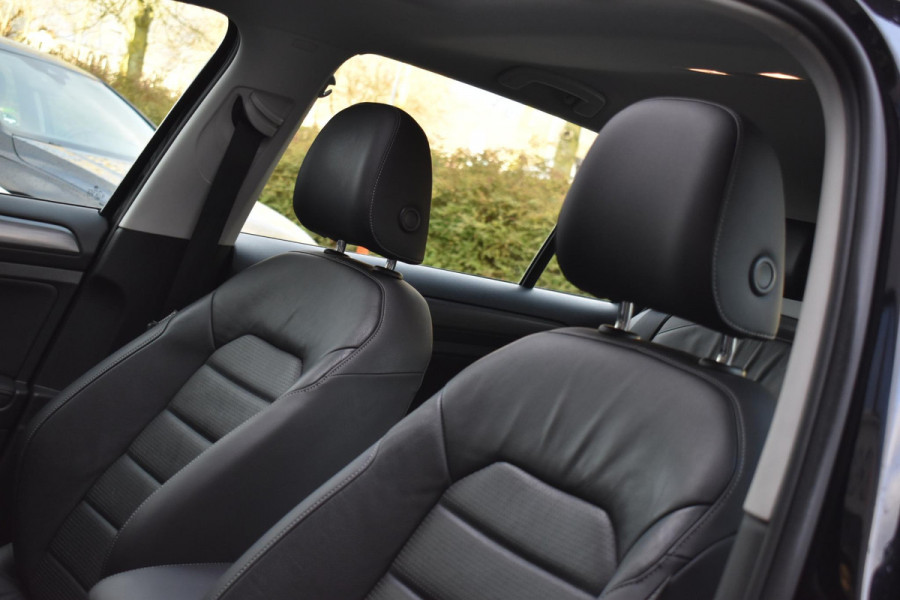 Volkswagen Golf 1.6 TDI Highline Business R Pano ACC Lane Elekstoel
