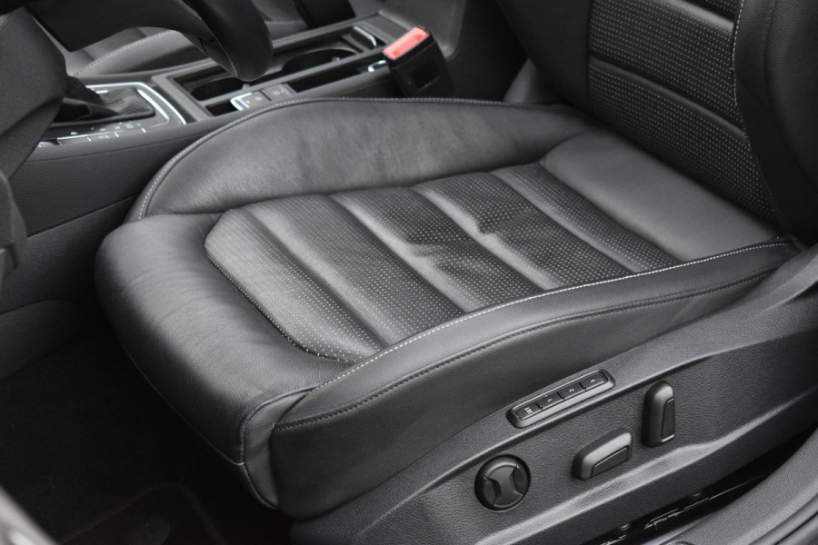 Volkswagen Golf 1.6 TDI Highline Business R Pano ACC Lane Elekstoel