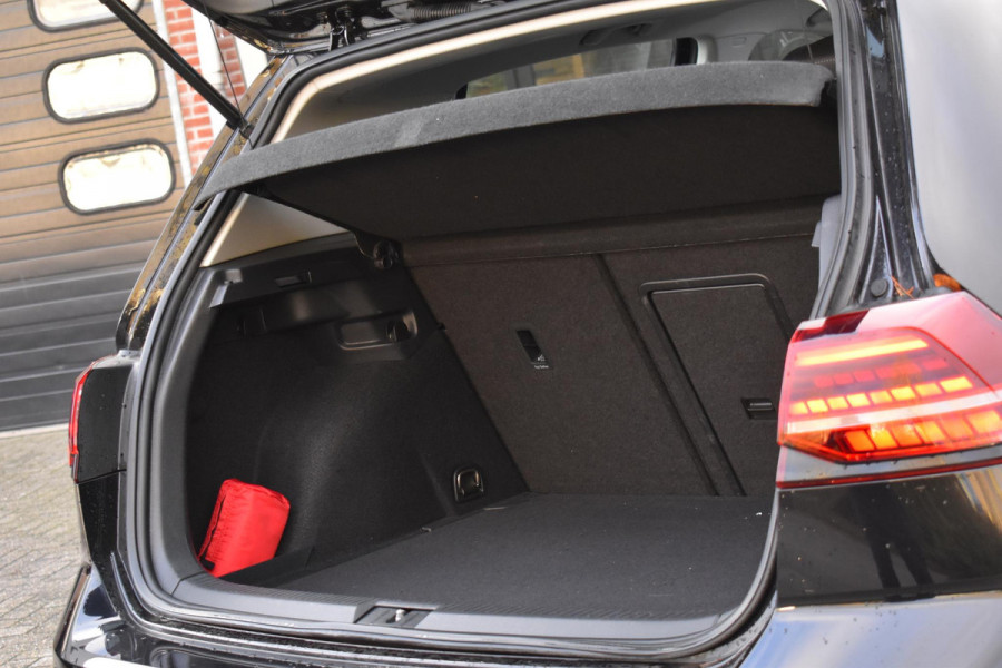 Volkswagen Golf 1.6 TDI Highline Business R Pano ACC Lane Elekstoel