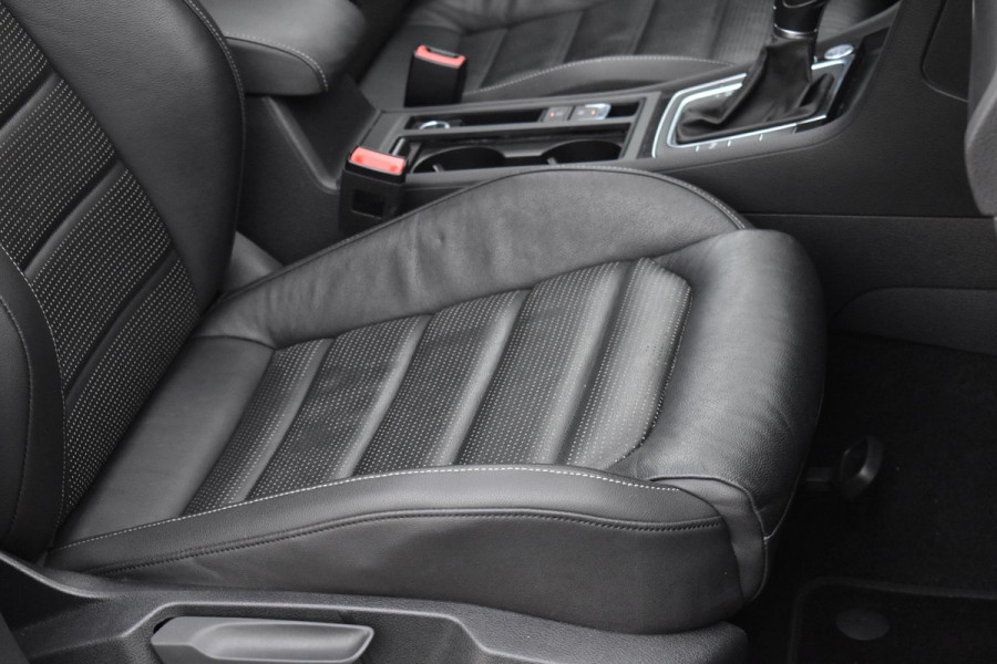 Volkswagen Golf 1.6 TDI Highline Business R Pano ACC Lane Elekstoel