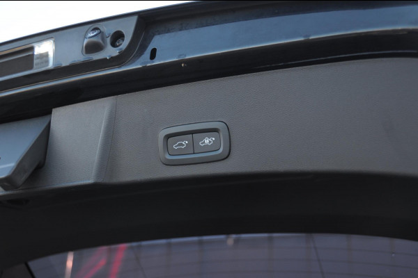 Volvo XC40 T4 211PK Automaat Plus Dark / Elektrische stoelen met geheugen / stuur - en stoelverwarming / Cruise control / Harman kardon audio / elektrische achterklep / Parkeersensoren met camers