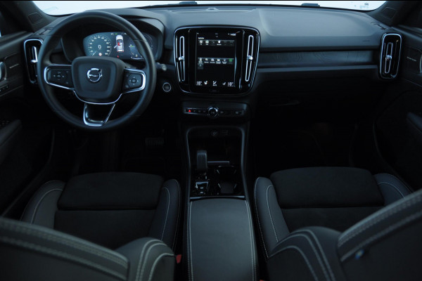 Volvo XC40 T4 211PK Automaat Plus Dark / Elektrische stoelen met geheugen / stuur - en stoelverwarming / Cruise control / Harman kardon audio / elektrische achterklep / Parkeersensoren met camers