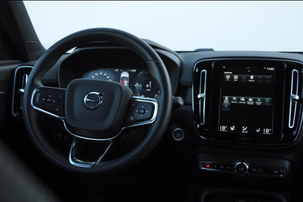 Volvo XC40 T4 211PK Automaat Plus Dark / Elektrische stoelen met geheugen / stuur - en stoelverwarming / Cruise control / Harman kardon audio / elektrische achterklep / Parkeersensoren met camers