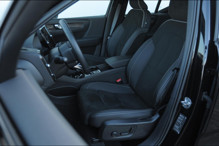 Volvo XC40 T4 211PK Automaat Plus Dark / Elektrische stoelen met geheugen / stuur - en stoelverwarming / Cruise control / Harman kardon audio / elektrische achterklep / Parkeersensoren met camers