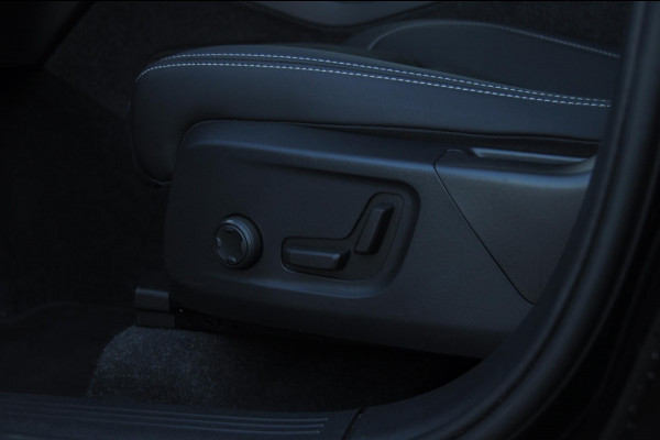 Volvo XC40 T4 211PK Automaat Plus Dark / Elektrische stoelen met geheugen / stuur - en stoelverwarming / Cruise control / Harman kardon audio / elektrische achterklep / Parkeersensoren met camers