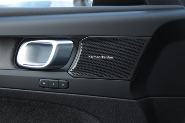 Volvo XC40 T4 211PK Automaat Plus Dark / Elektrische stoelen met geheugen / stuur - en stoelverwarming / Cruise control / Harman kardon audio / elektrische achterklep / Parkeersensoren met camers