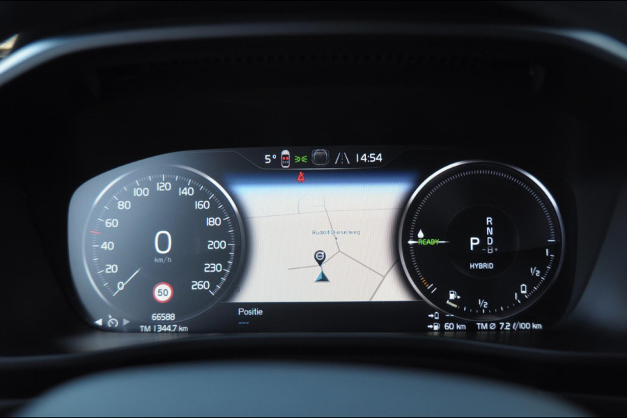 Volvo XC40 T4 211PK Automaat Plus Dark / Elektrische stoelen met geheugen / stuur - en stoelverwarming / Cruise control / Harman kardon audio / elektrische achterklep / Parkeersensoren met camers