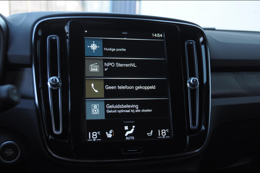 Volvo XC40 T4 211PK Automaat Plus Dark / Elektrische stoelen met geheugen / stuur - en stoelverwarming / Cruise control / Harman kardon audio / elektrische achterklep / Parkeersensoren met camers