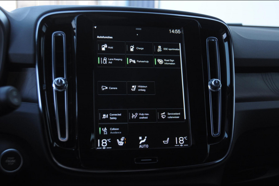 Volvo XC40 T4 211PK Automaat Plus Dark / Elektrische stoelen met geheugen / stuur - en stoelverwarming / Cruise control / Harman kardon audio / elektrische achterklep / Parkeersensoren met camers