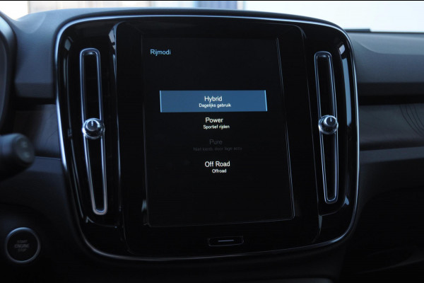 Volvo XC40 T4 211PK Automaat Plus Dark / Elektrische stoelen met geheugen / stuur - en stoelverwarming / Cruise control / Harman kardon audio / elektrische achterklep / Parkeersensoren met camers