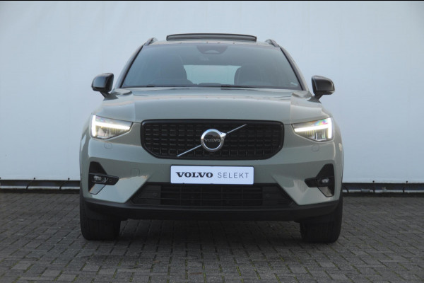 Volvo XC40 B3 177PK Automaat Ultimate Dark / Panoramadak / Adaptive cruise control / Elektrische stoelen / Harman Kardon audio / Pilot assist / BLIS / Stoel en stuur verwarming / Elektrische achterklep / Parkeersensoren met camera / Google infotainment