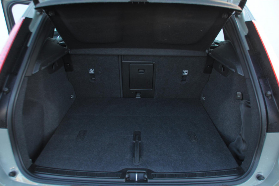 Volvo XC40 B3 177PK Automaat Ultimate Dark / Panoramadak / Adaptive cruise control / Elektrische stoelen / Harman Kardon audio / Pilot assist / BLIS / Stoel en stuur verwarming / Elektrische achterklep / Parkeersensoren met camera / Google infotainment