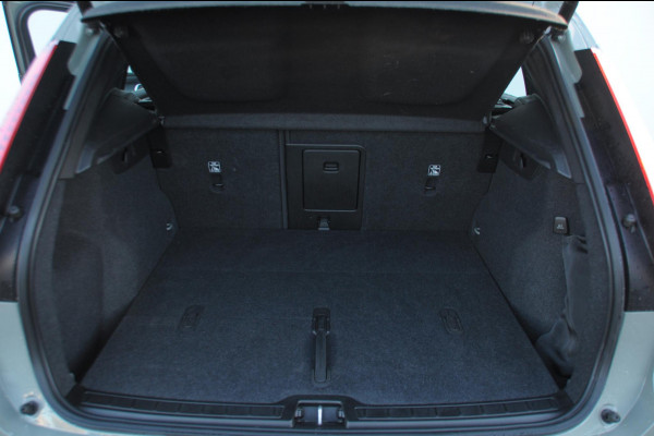 Volvo XC40 B3 177PK Automaat Ultimate Dark / Panoramadak / Adaptive cruise control / Elektrische stoelen / Harman Kardon audio / Pilot assist / BLIS / Stoel en stuur verwarming / Elektrische achterklep / Parkeersensoren met camera / Google infotainment