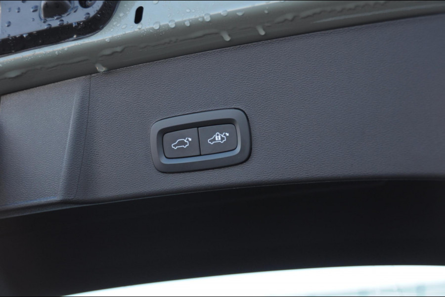 Volvo XC40 B3 177PK Automaat Ultimate Dark / Panoramadak / Adaptive cruise control / Elektrische stoelen / Harman Kardon audio / Pilot assist / BLIS / Stoel en stuur verwarming / Elektrische achterklep / Parkeersensoren met camera / Google infotainment