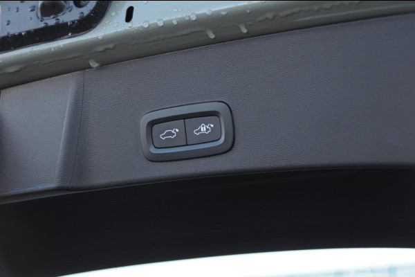 Volvo XC40 B3 177PK Automaat Ultimate Dark / Panoramadak / Adaptive cruise control / Elektrische stoelen / Harman Kardon audio / Pilot assist / BLIS / Stoel en stuur verwarming / Elektrische achterklep / Parkeersensoren met camera / Google infotainment