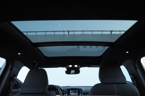 Volvo XC40 B3 177PK Automaat Ultimate Dark / Panoramadak / Adaptive cruise control / Elektrische stoelen / Harman Kardon audio / Pilot assist / BLIS / Stoel en stuur verwarming / Elektrische achterklep / Parkeersensoren met camera / Google infotainment