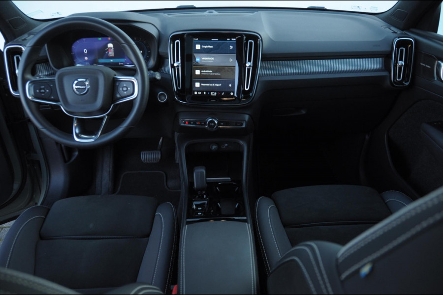 Volvo XC40 B3 177PK Automaat Ultimate Dark / Panoramadak / Adaptive cruise control / Elektrische stoelen / Harman Kardon audio / Pilot assist / BLIS / Stoel en stuur verwarming / Elektrische achterklep / Parkeersensoren met camera / Google infotainment