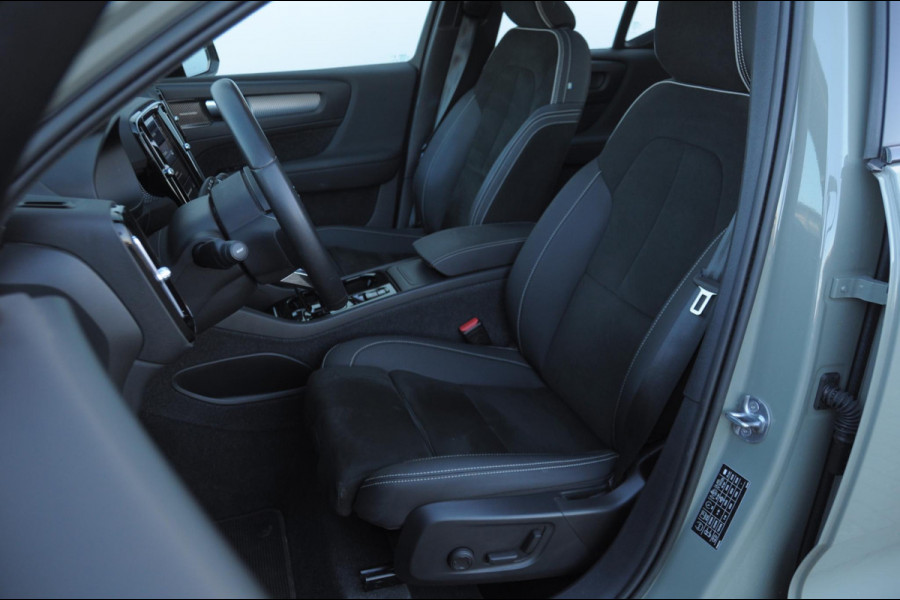 Volvo XC40 B3 177PK Automaat Ultimate Dark / Panoramadak / Adaptive cruise control / Elektrische stoelen / Harman Kardon audio / Pilot assist / BLIS / Stoel en stuur verwarming / Elektrische achterklep / Parkeersensoren met camera / Google infotainment